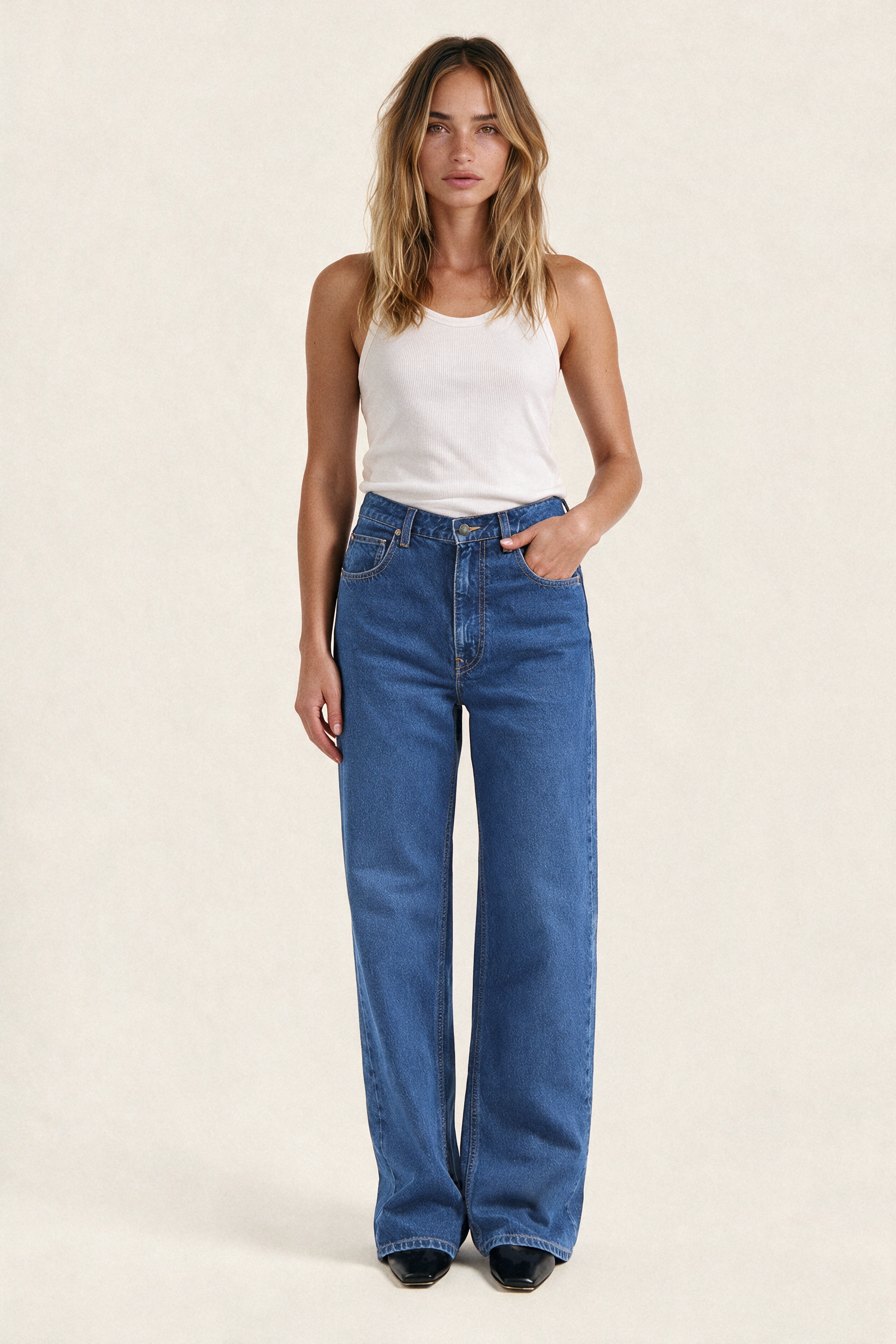 Kyra Mid Loose Sky Aged – full body front with white tank top