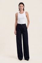 Eve Mid Loose Rinse – full body front with tank top