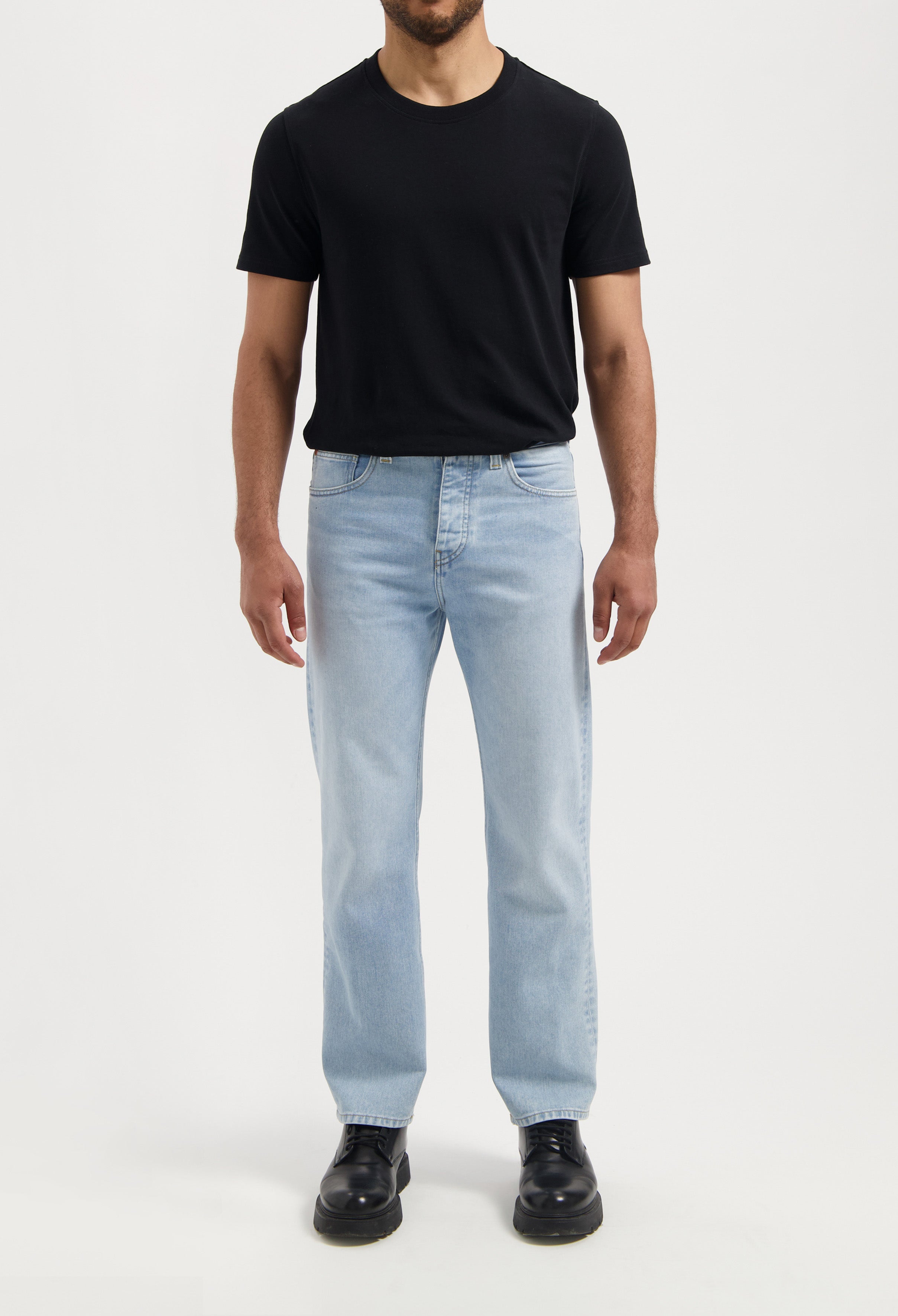 Sustainable MUD Jeans in black denim, highlighting a classic fit with ethical craftsmanship and eco-friendly materials.