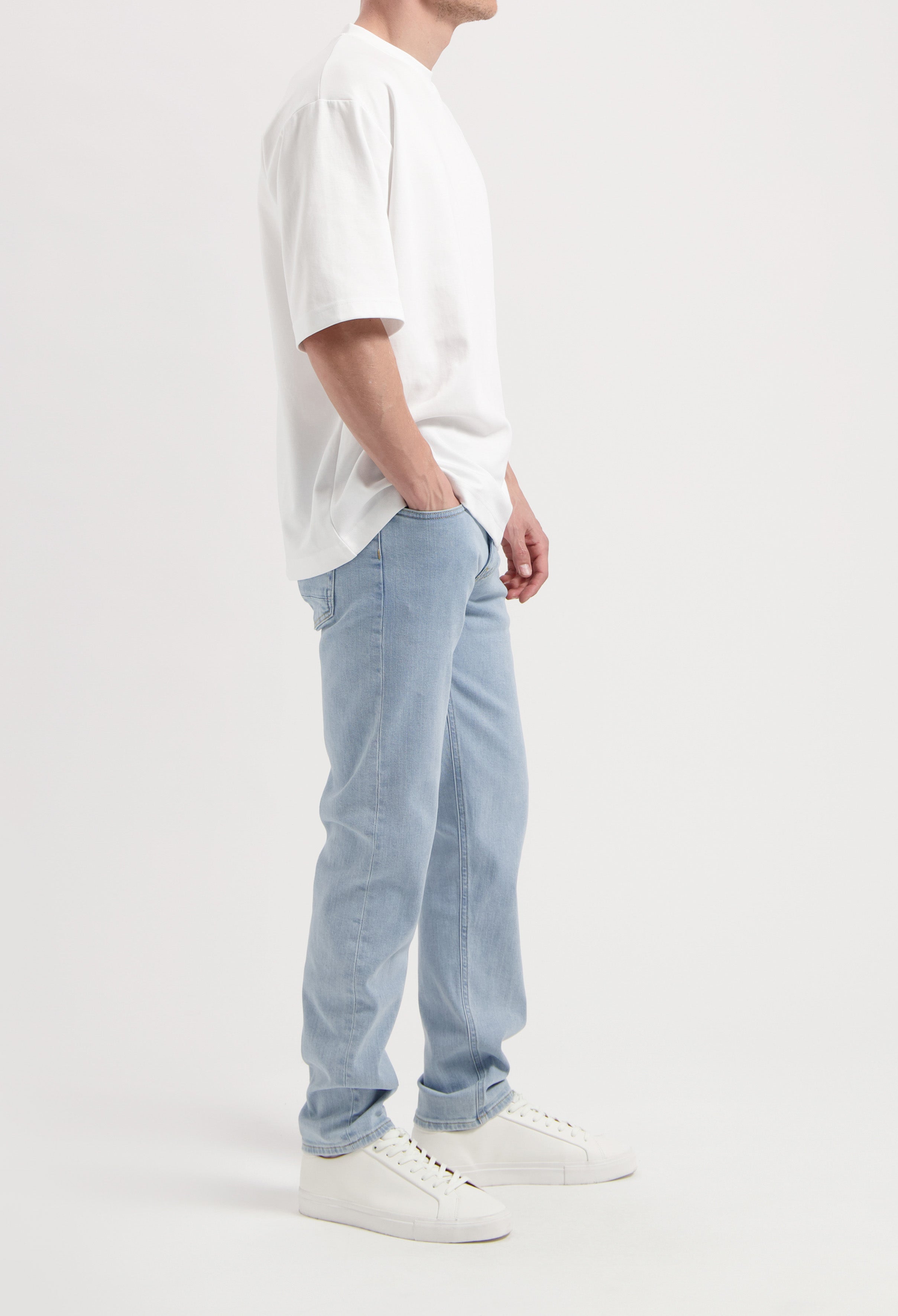 Sustainable MUD Jeans in dark blue denim, crafted from organic cotton, featuring a classic five-pocket design.