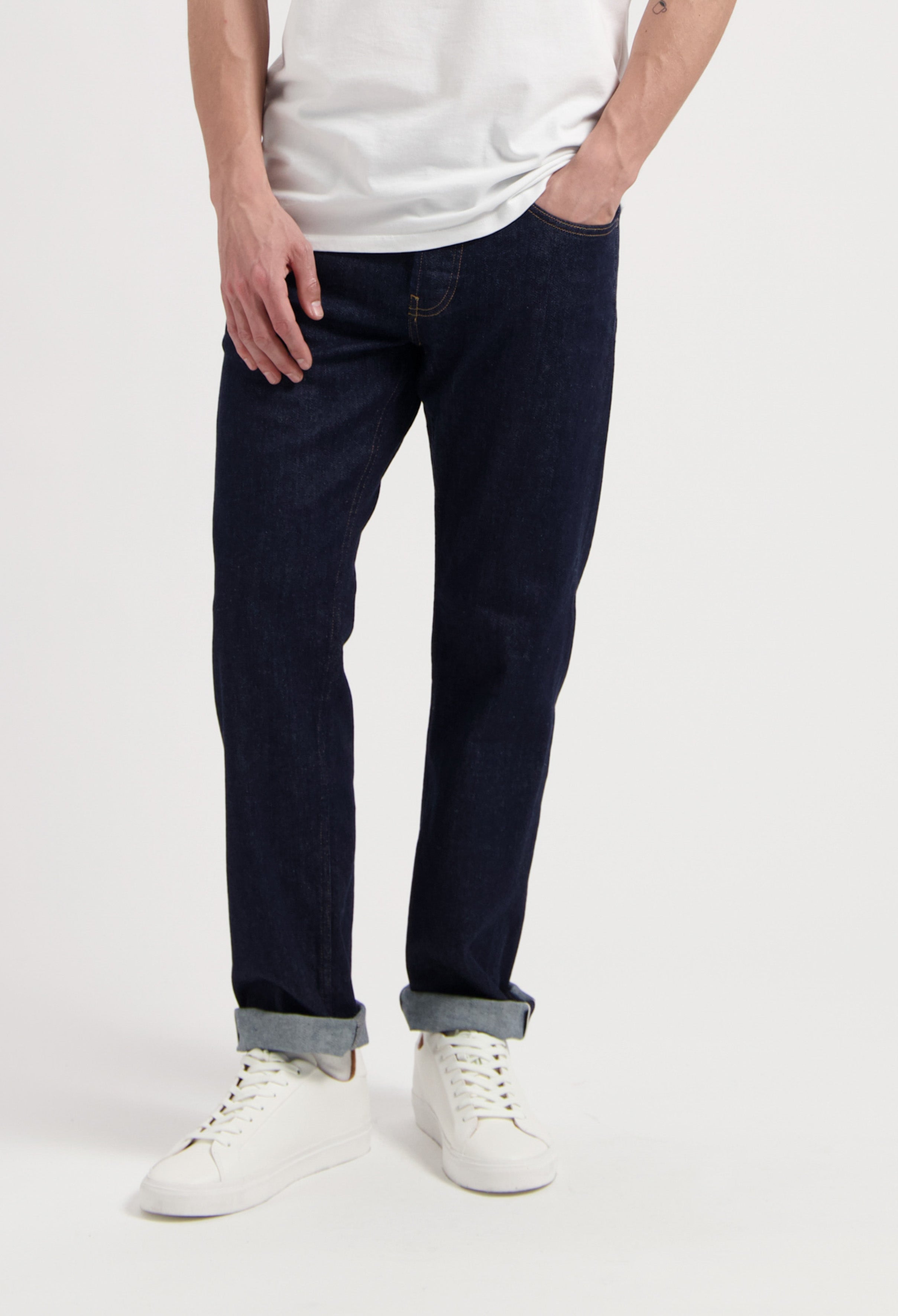 Sustainable MUD Jeans and jacket in classic blue denim, highlighting ethical fashion with eco-friendly craftsmanship.