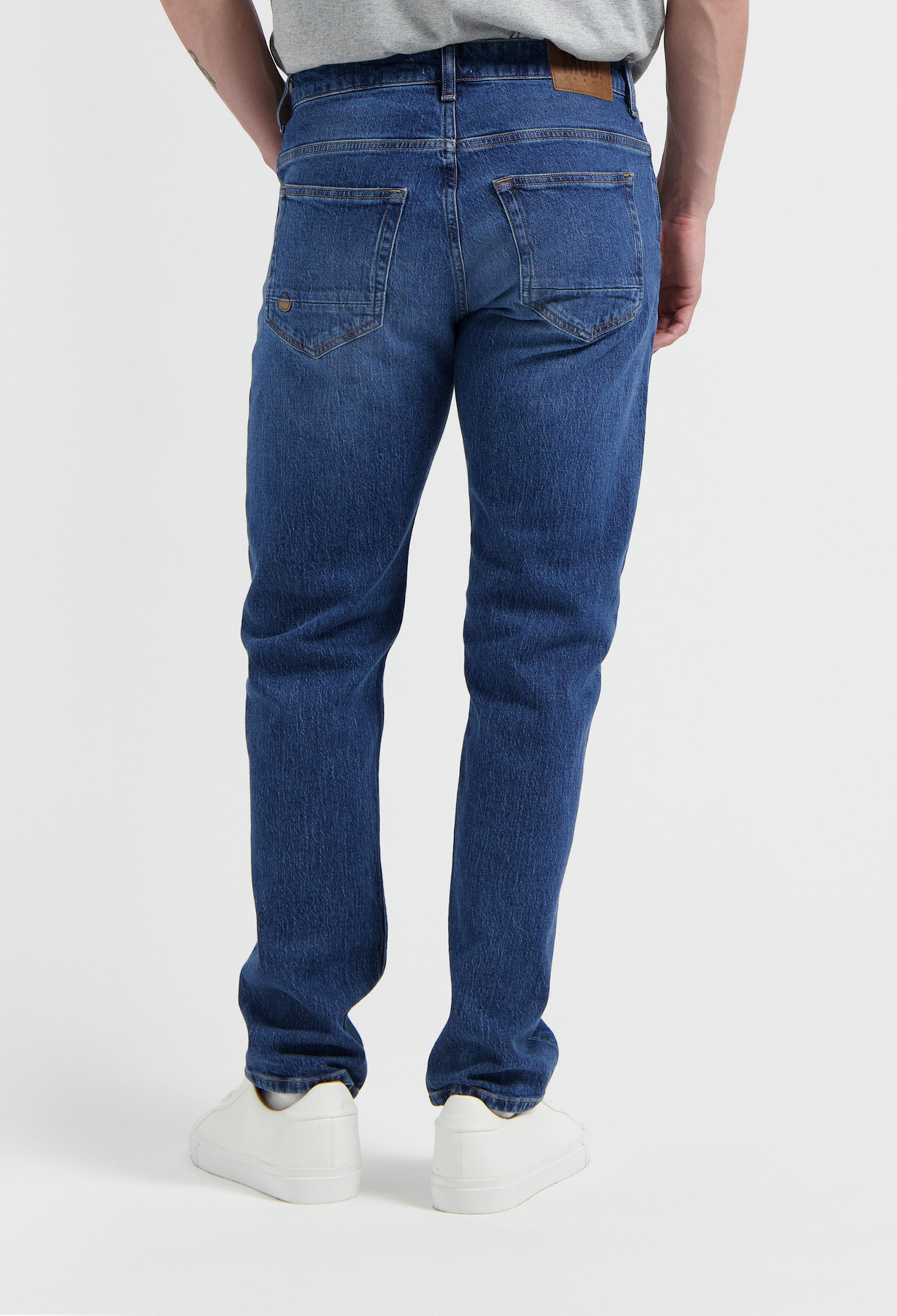 Sustainable MUD Jeans crafted from organic cotton in dark blue, showcasing ethical fashion in a classic straight fit.