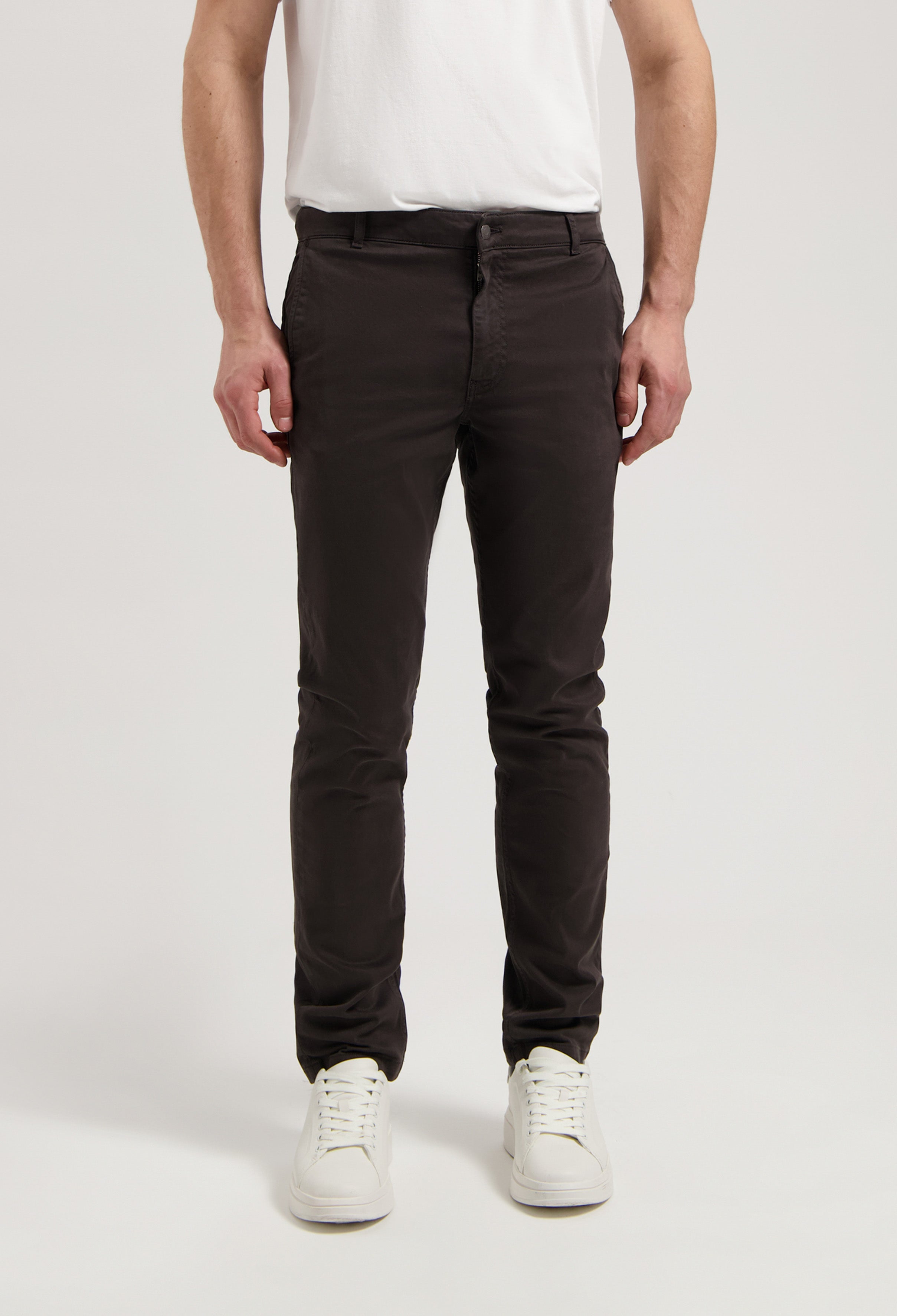 Sustainable MUD Jeans in dark gray denim, crafted from organic cotton, showcasing ethical fashion with a classic fit style.