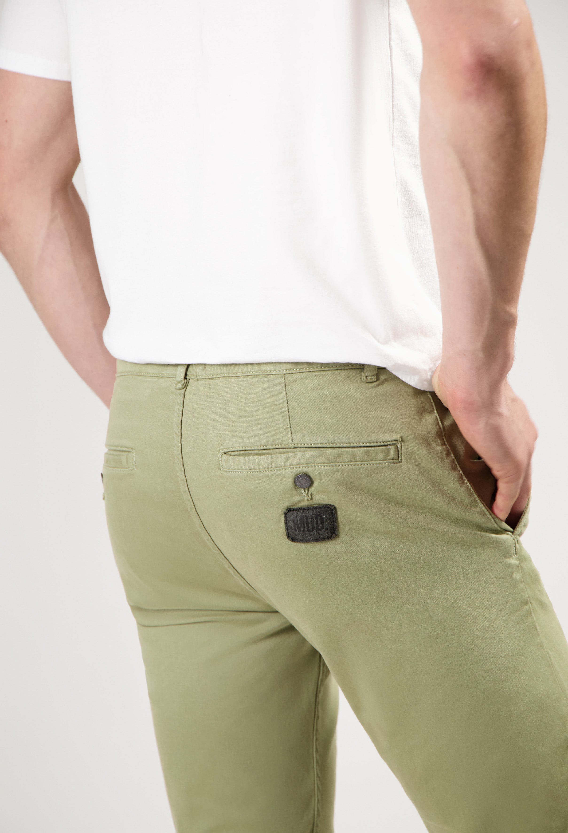 Sustainable MUD Jeans made from organic cotton in light blue, styled with black shoes and a cozy cream sweater.