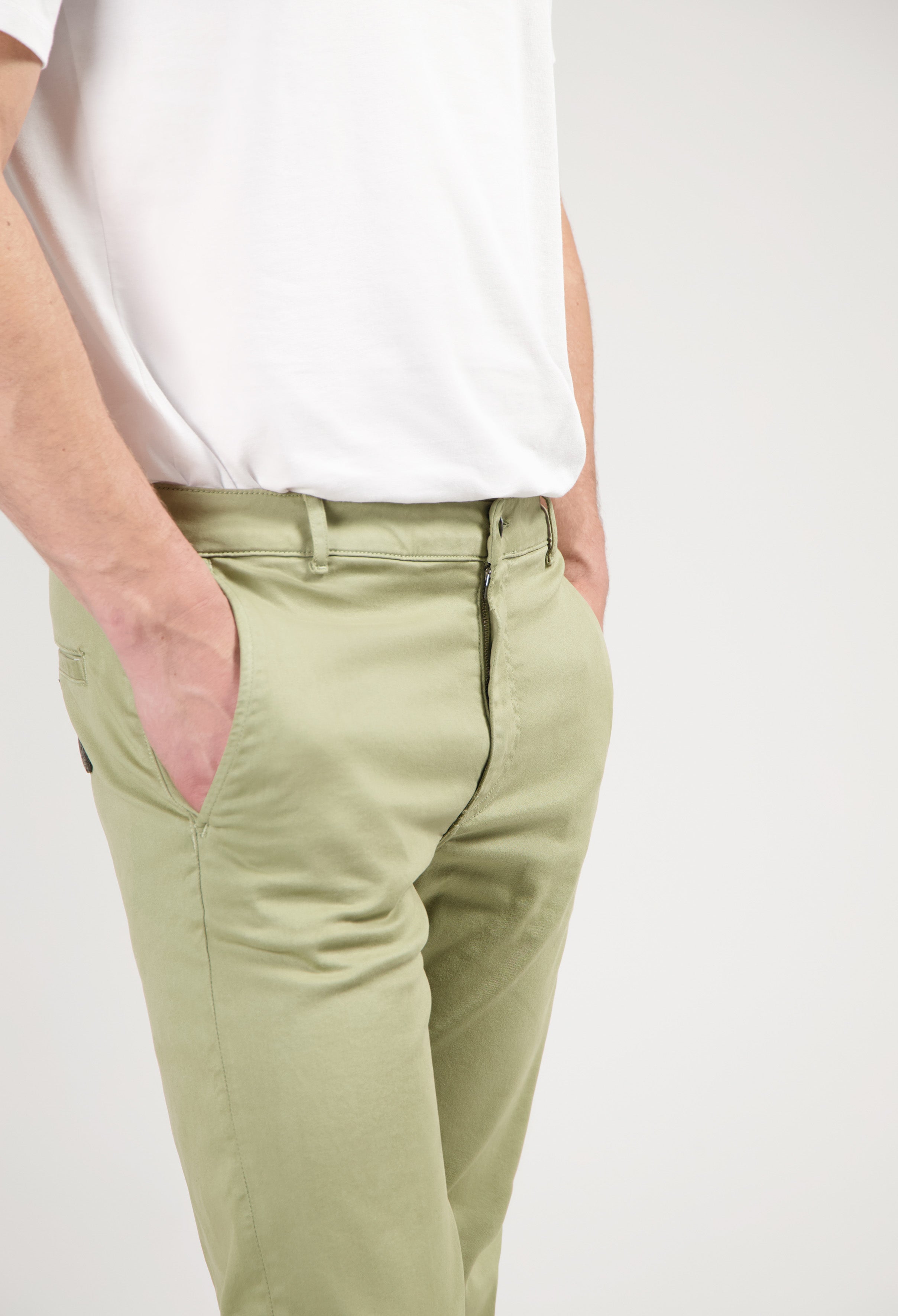 Sustainable MUD Jeans in light blue denim, designed for a classic fit, paired with a white ribbed sweater.